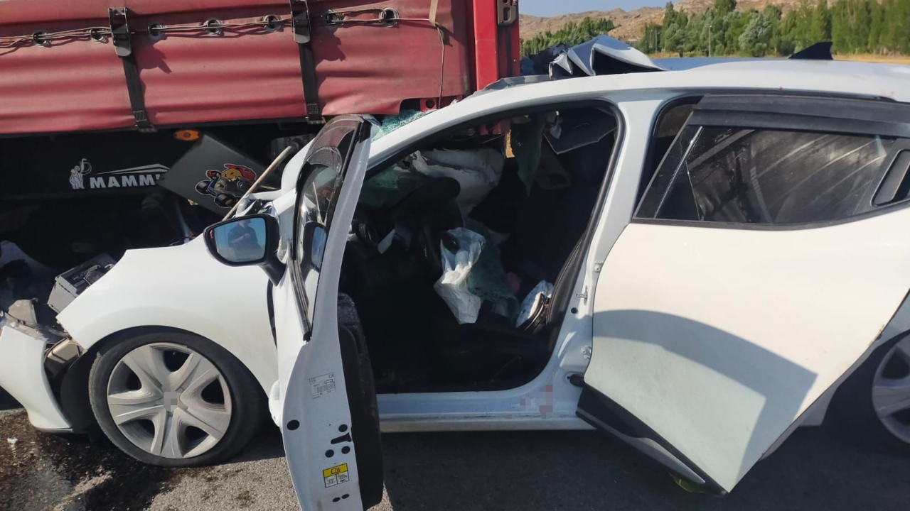 Sivas'ta otomobil tıra çarptı: 1 ölü, 5 yaralı