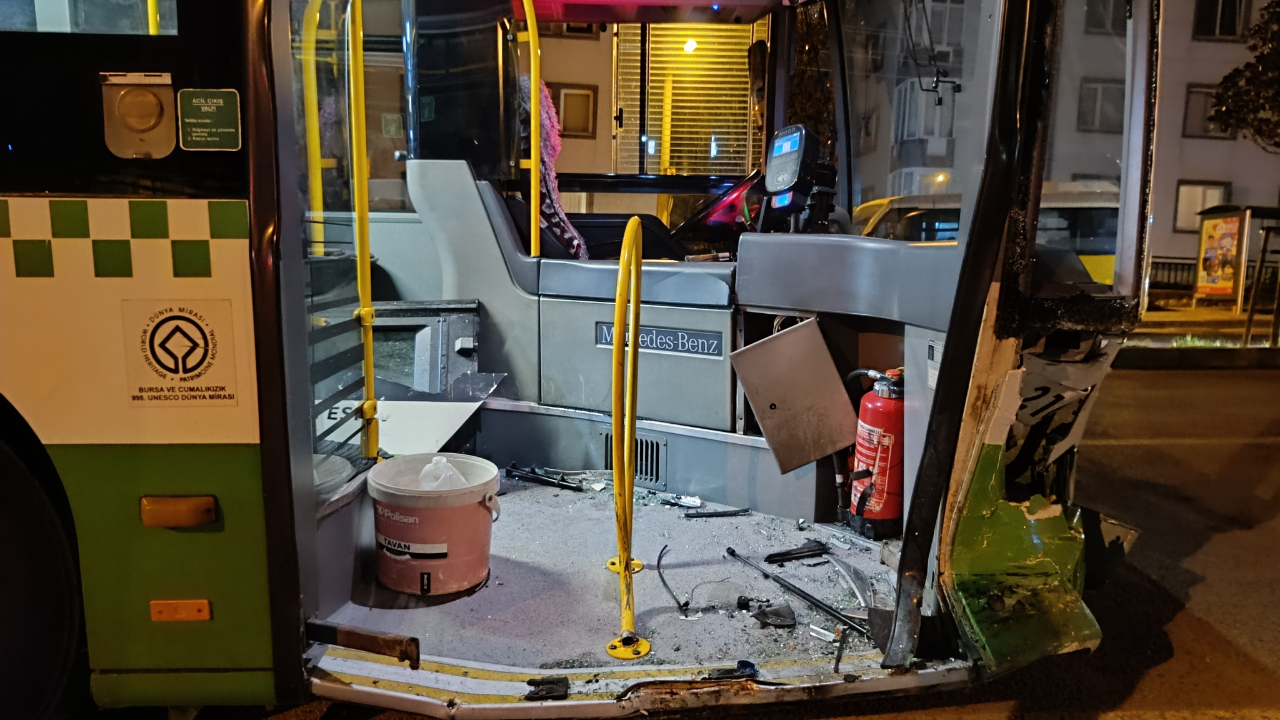 Bursa’da otomobil ile halk otobüsü çarpıştı: 7 Yaralı