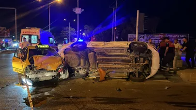 Ticari taksi ile otomobil çarpıştı: 8 yaralı