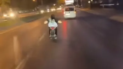 Motosiklete uzanarak giden genç canını hiçe saydı
