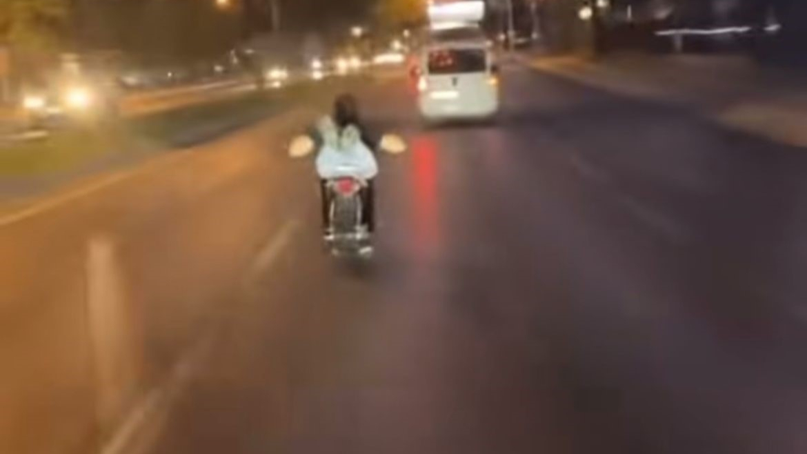 Motosiklete uzanarak giden genç canını hiçe saydı
