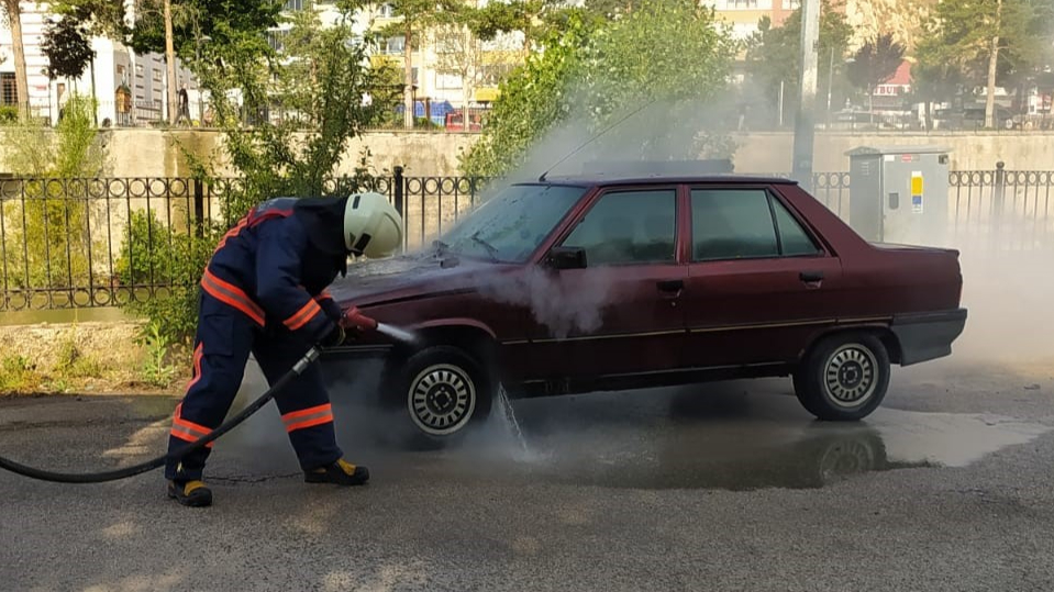 Park halindeki otomobil alev aldı