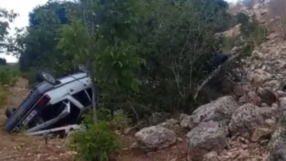 Mersin'de otomobil şarampole yuvarlandı: 3 yaralı