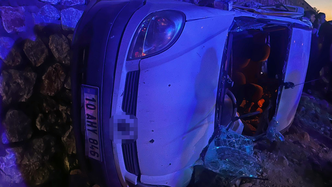 Balıkesir'de otomobiller birbirine girdi! 1 ölü 4 yaralı