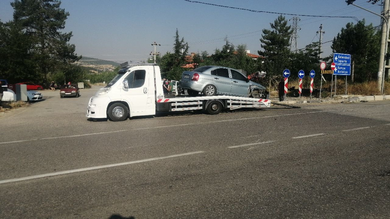 Isparta'da iki otomobil çarpıştı: 1 yaralı