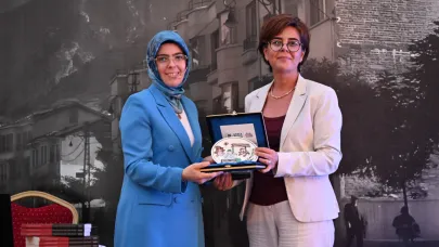 Bursa Bellek-Kent Tarihi Söyleşileri'ne yazar Ayşe Özkan Emanet konuk oldu