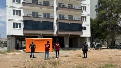 Paralarını alamayan iki işçi binanın tepesine çıktı