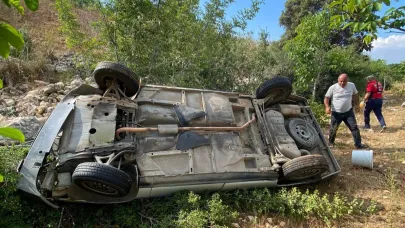 Mersin'de otomobil kayalıklara yuvarlandı: 5 yaralı