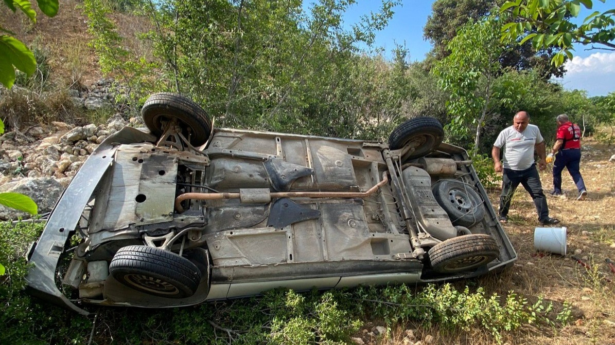 Mersin'de otomobil kayalıklara yuvarlandı: 5 yaralı