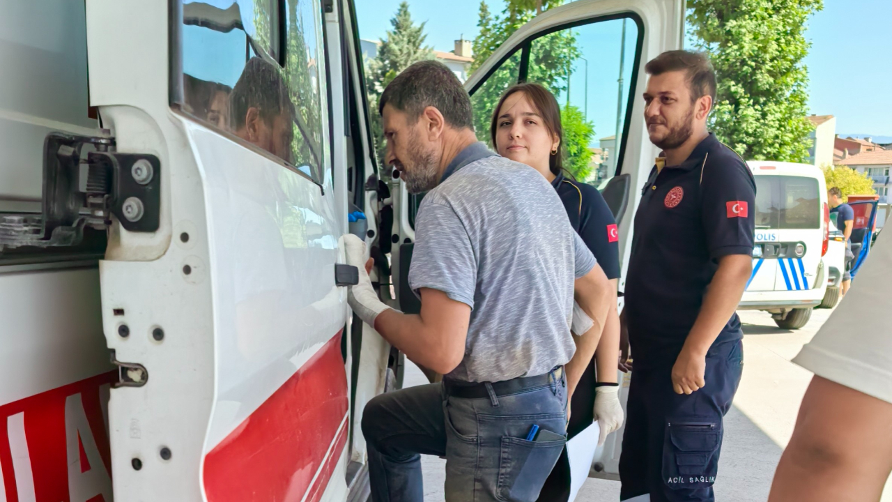 Torunlarına uçurtma yaparken elini bıçakla yaraladı