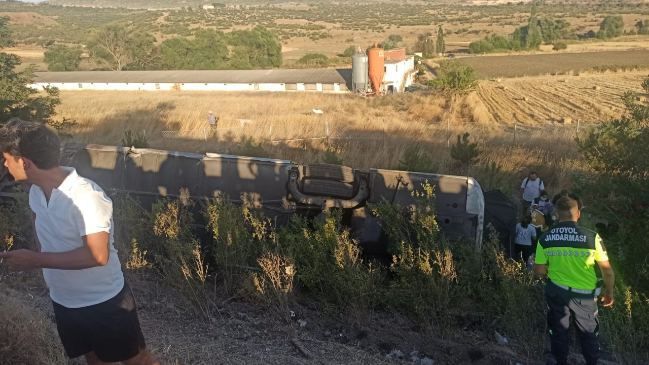Balıkesir'de yolcu otobüsü devrildi: 1’i ağır 27 yaralı