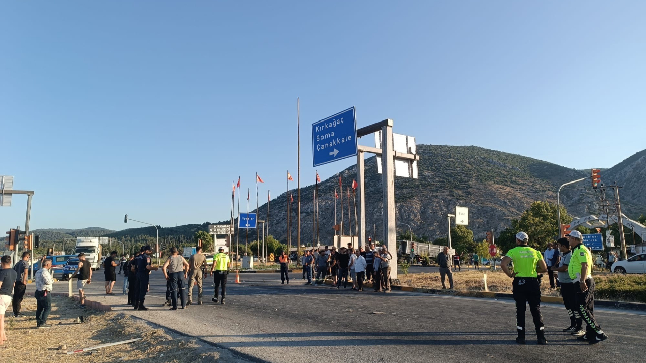 Kırkağaç’ta hafif ticari araç ile motosikletin çarpıştığı feci kaza kamerada: 1 ölü, 1 yaralı