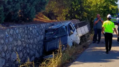 Kamyonet kontrolden çıktı: Baba ve oğlu yaralandı