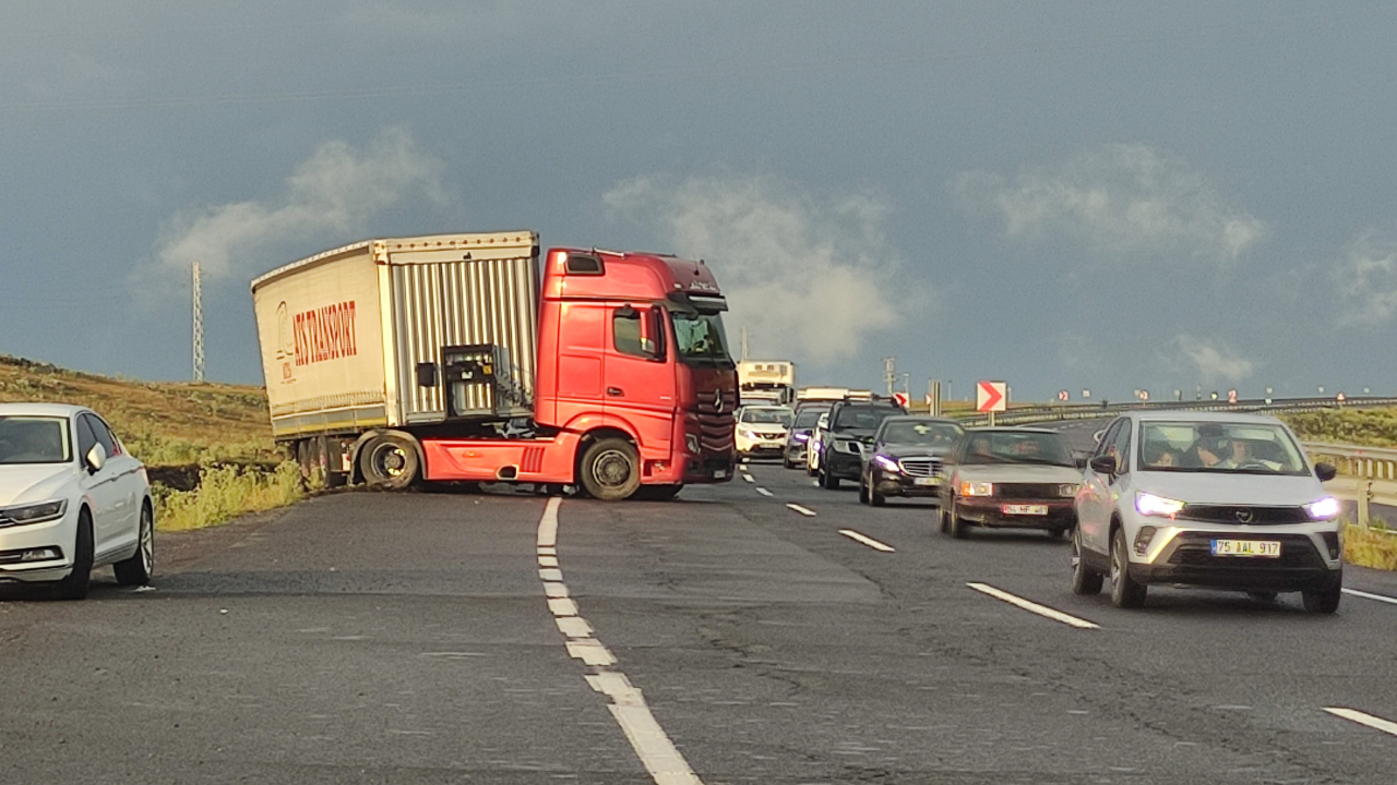 Tır kaydı, yol kapandı: 4 Kilometrelik kuyruk oluştu