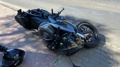 Trafik ışıklarındaki yayaya motosiklet çarptı!