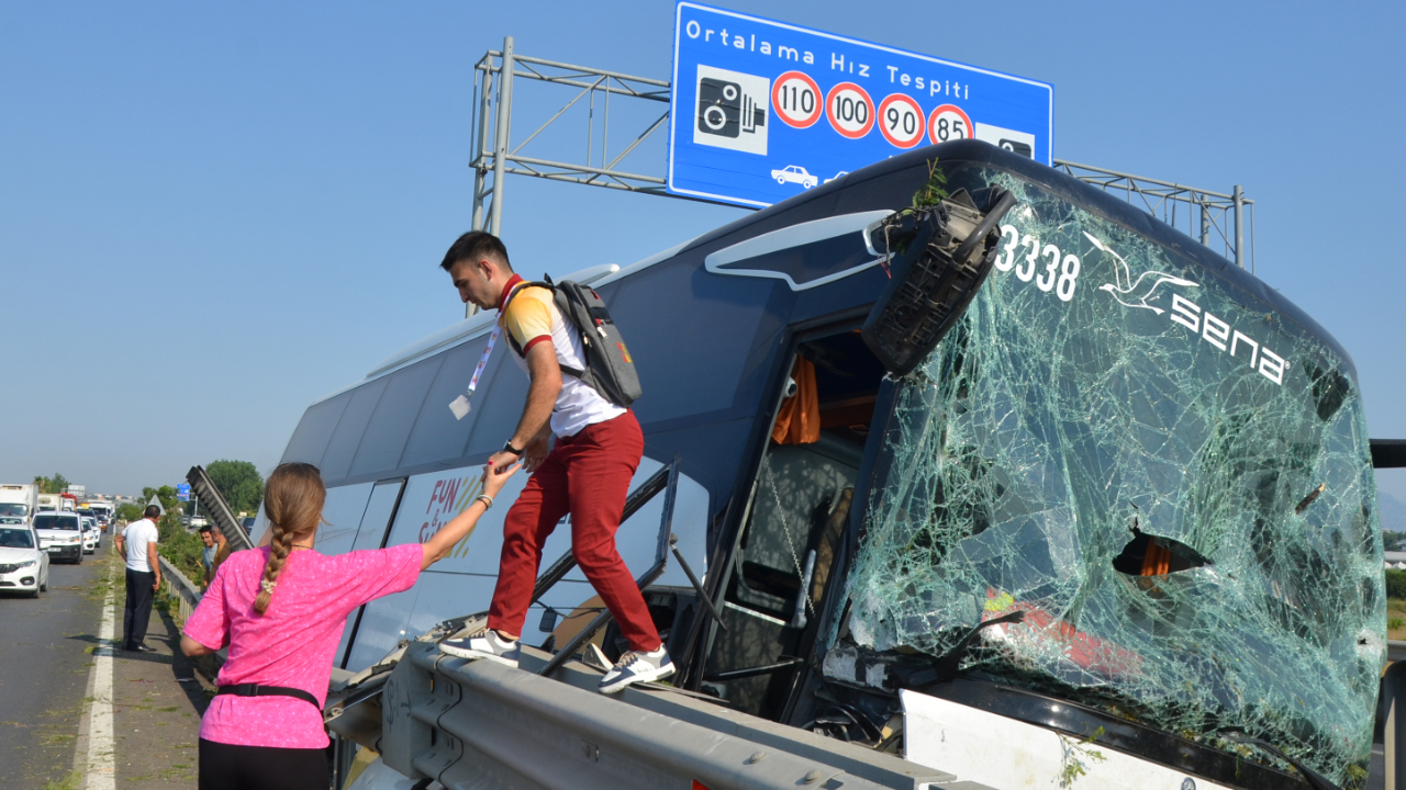 Otobüs kontrolü kaybetti: 34 turist kıl payı kurtuldu