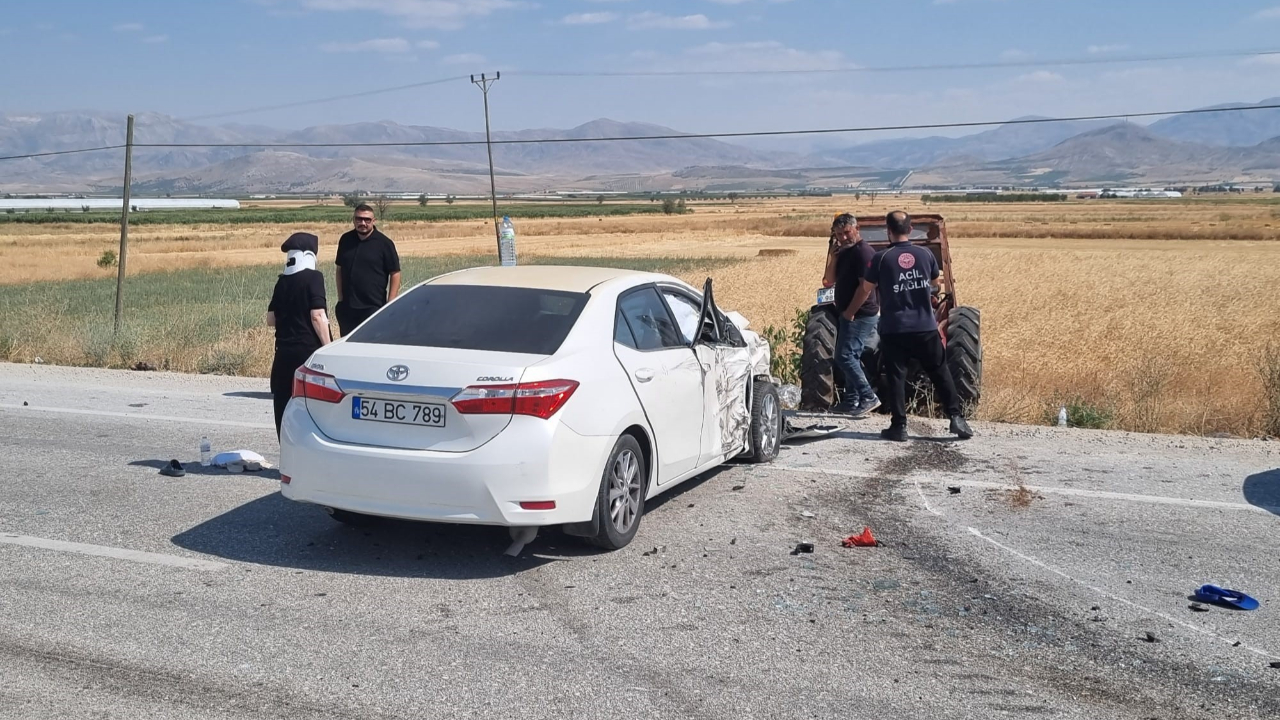 Burdur-Fethiye kara yolunda traktör ile otomobil çarpıştı: 5 yaralı