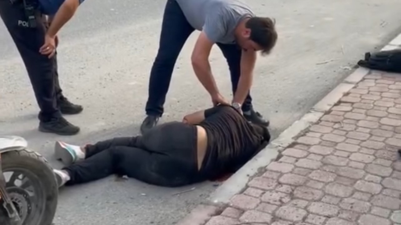 Evladını defalarca bıçakladı