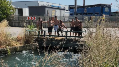 Gençler sıcak havada sulama kanalında yüzerek serinledi