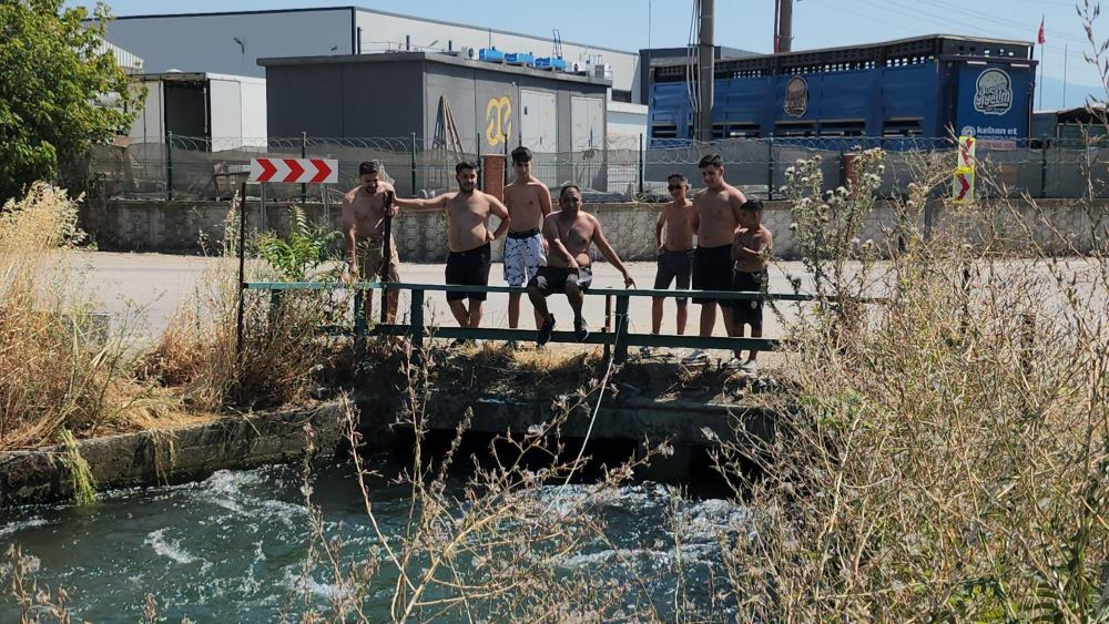 Gençler sıcak havada sulama kanalında yüzerek serinledi