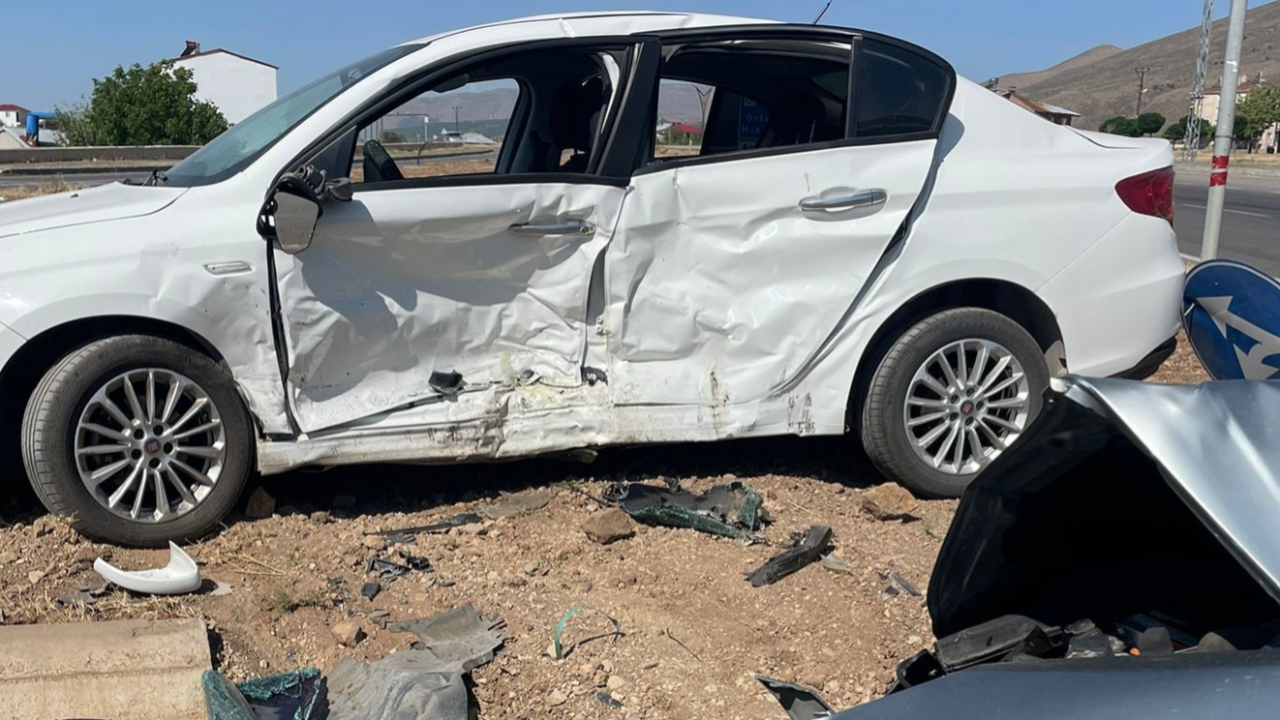 Kavşakta feci kaza: 2 yaralı