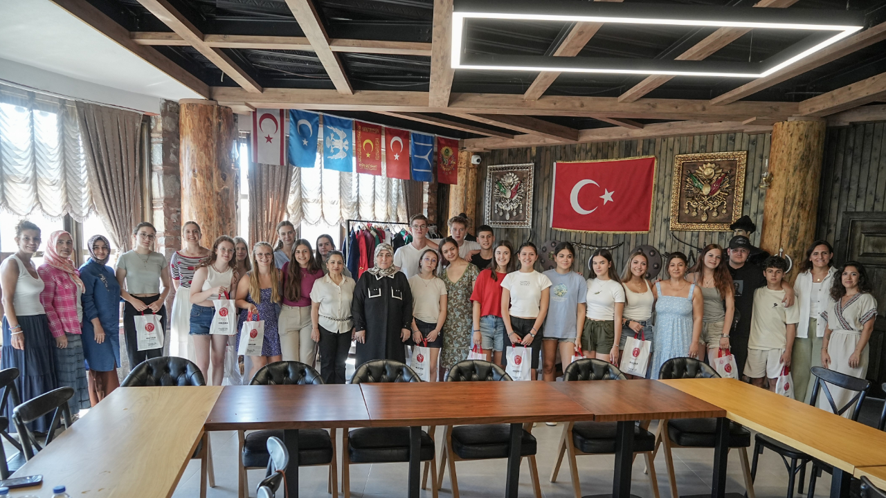 Yabancı öğrenciler Gürsu armudu şeklinde kurabiye yaptı