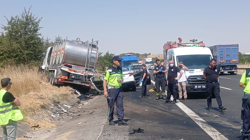 Kamyon ile otomobil çarpıştı: 4 ölü