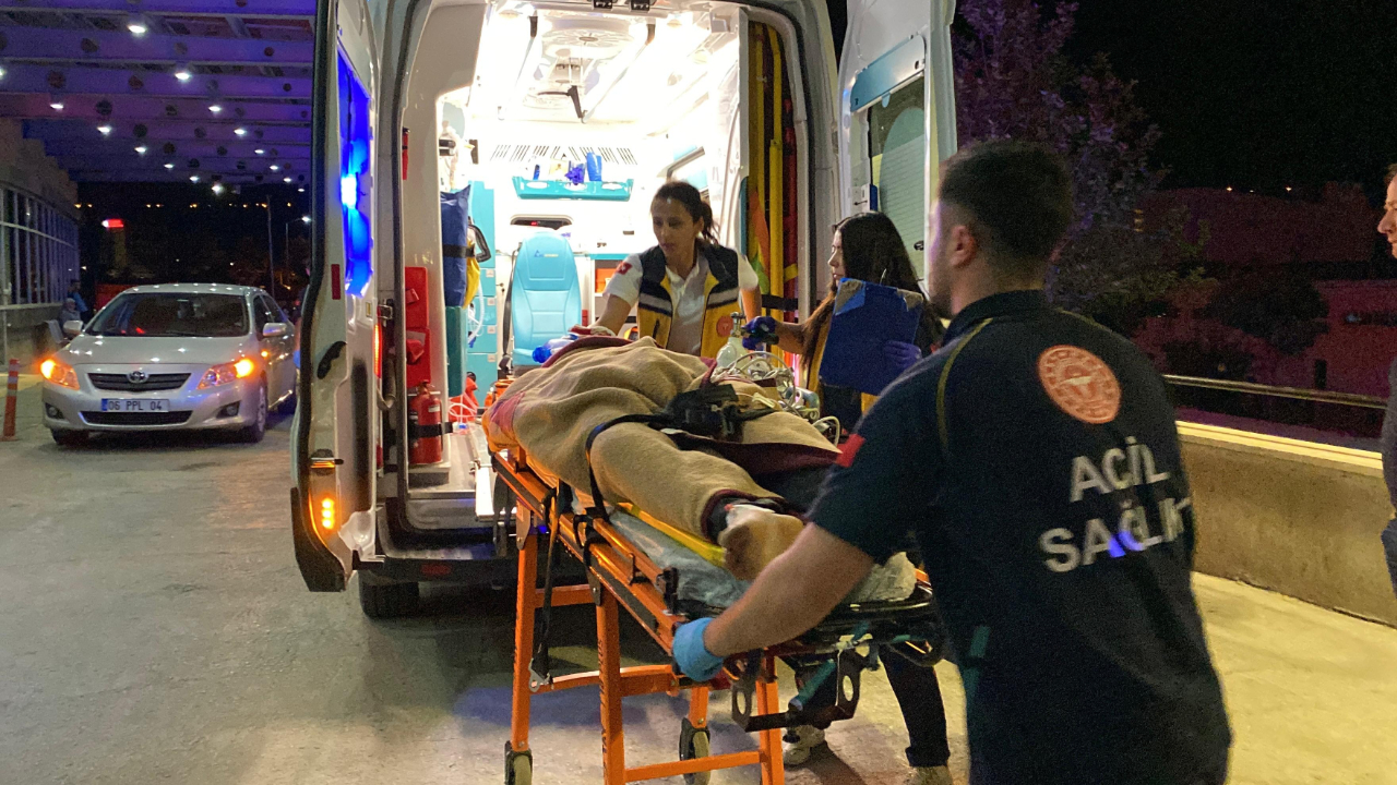 Arkadaşlarıyla sohbet ederken başından vuruldu