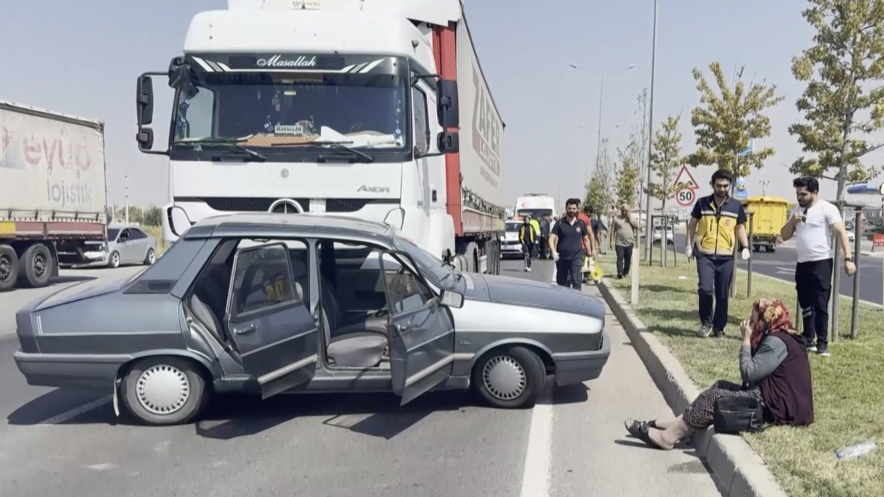 Tır otomobile çarptı: 3 yaralı