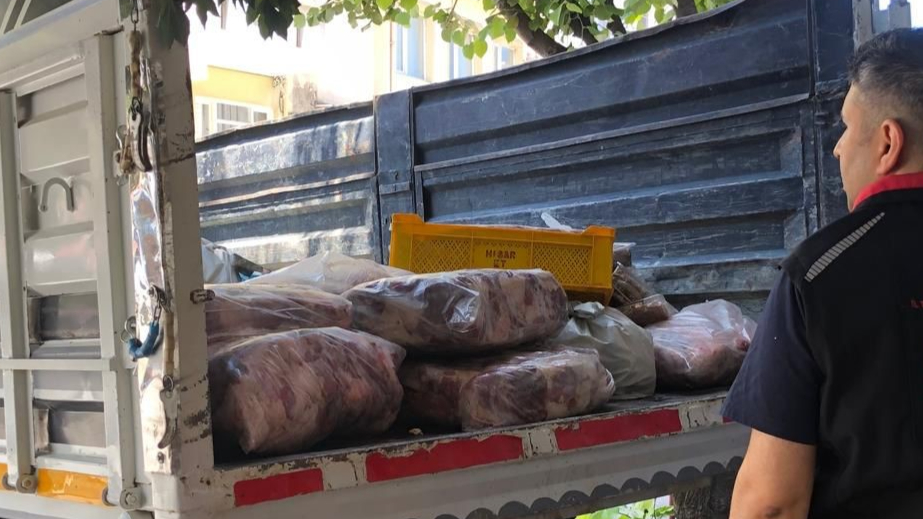 Sağlığa tehdit: 2 ton kaçak et ve süt ürünü ele geçirildi