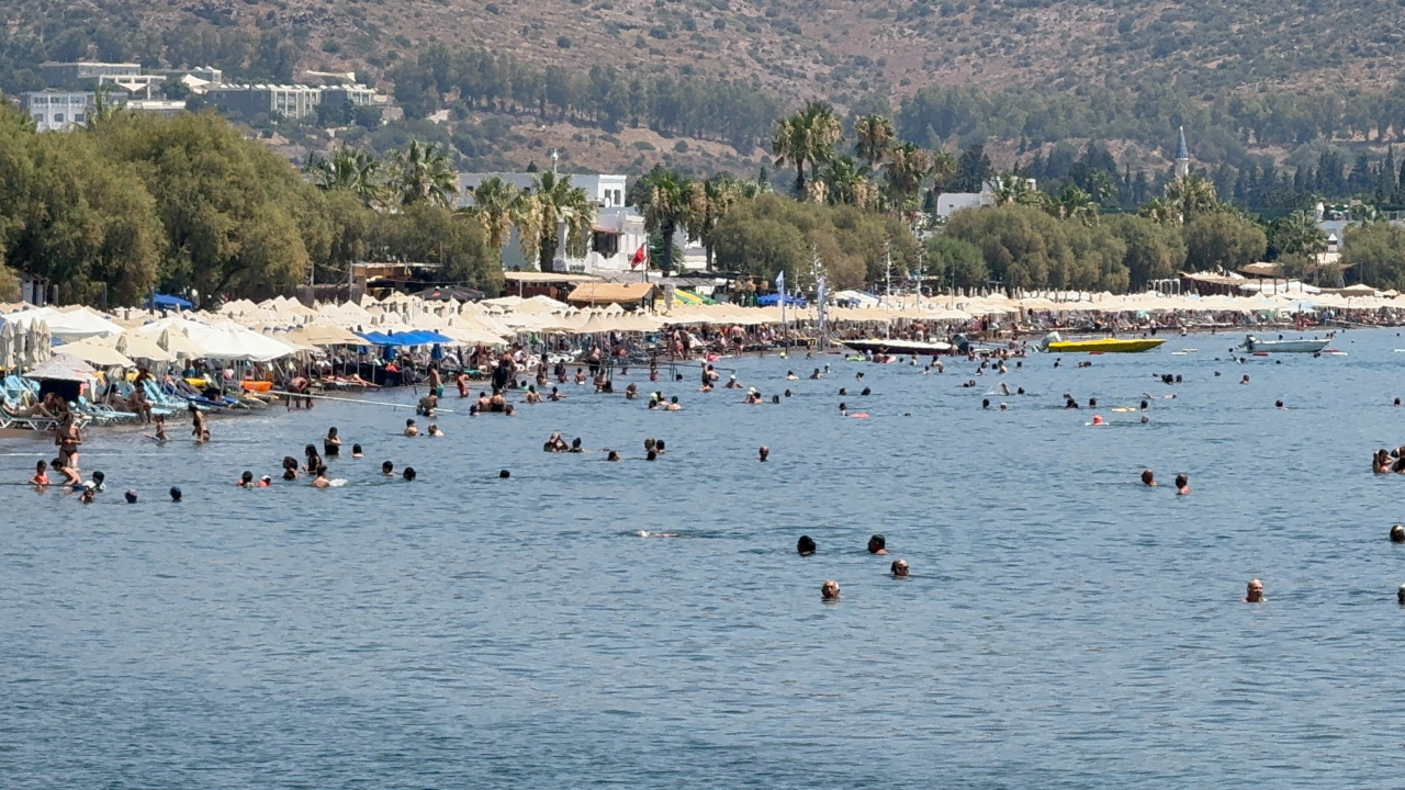 Serinlemek isteyen turistler sahile akın etti