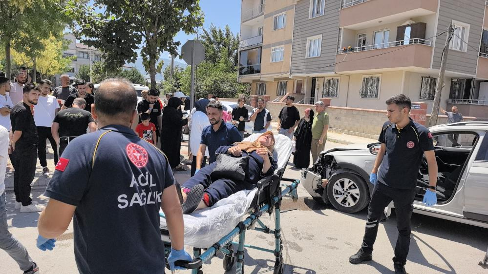 İnegöl'de üç araç çarpıştı: 1'i komiser 5 yaralı