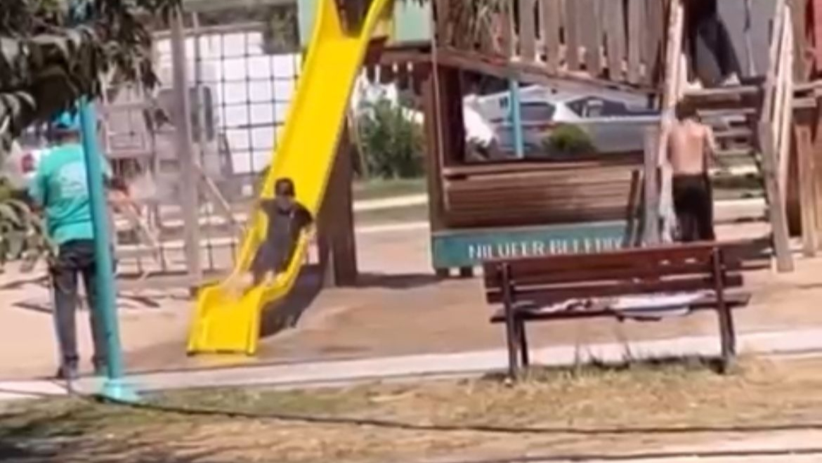 Sıcaktan bunalan çocukları hortumla ıslatarak serinletti