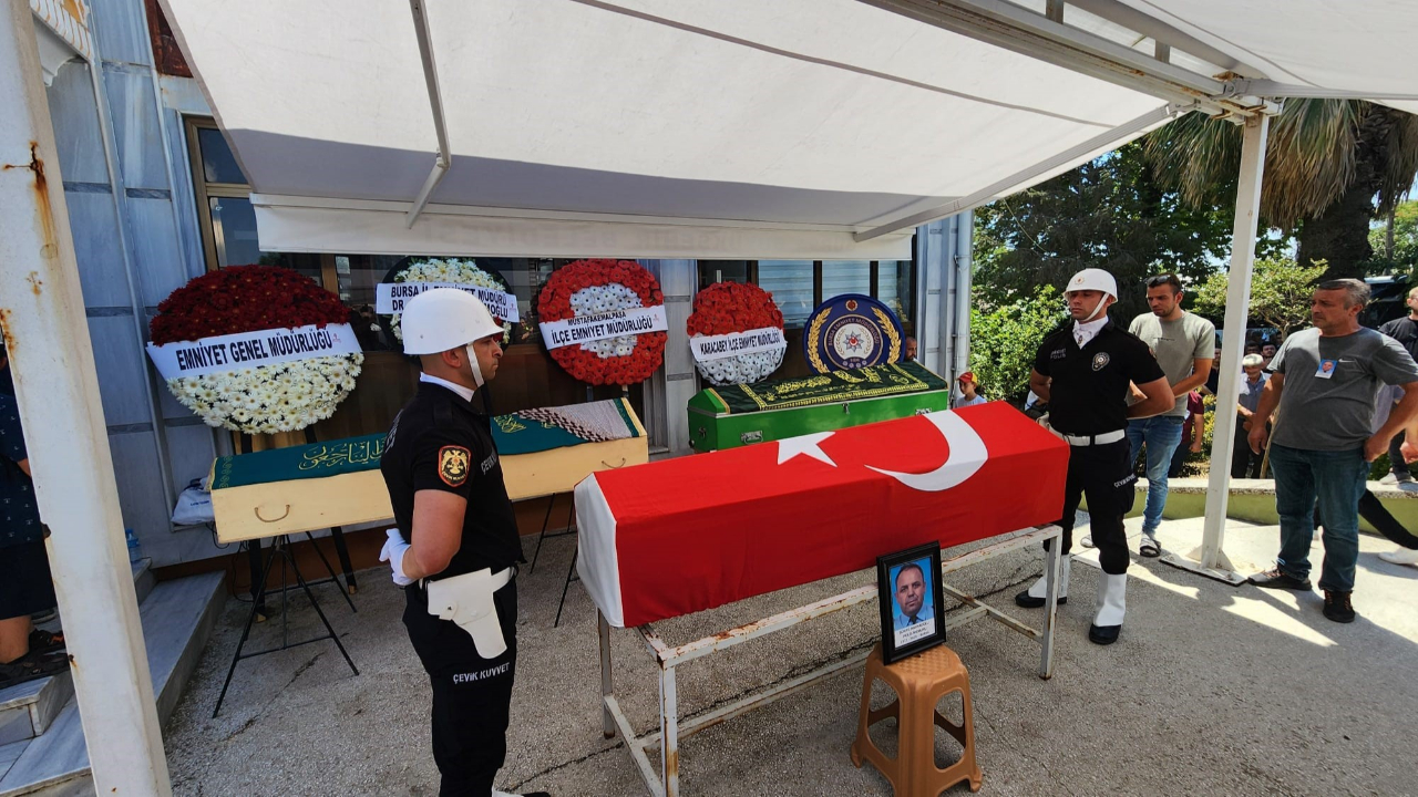 Bursa'da hayatını kaybeden polis ve ailesi toprağa verildi