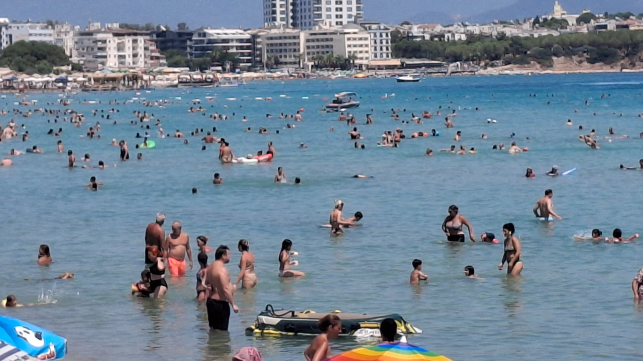 Didim’de sıcaklıklar arttı, Altınkum doldu taştı