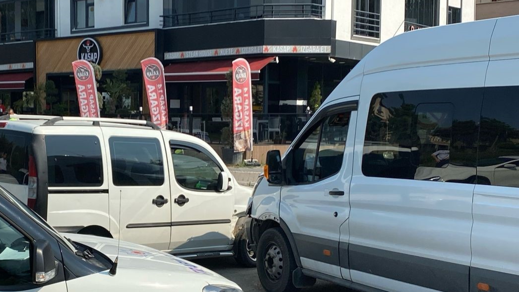 Minibüs ile hafif ticari araç çarpıştı