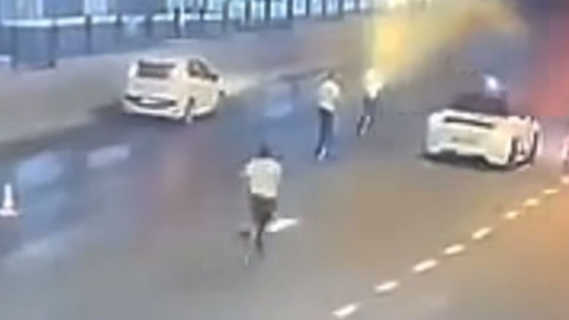 Kaçan aracı dubayla durdurmaya çalıştı