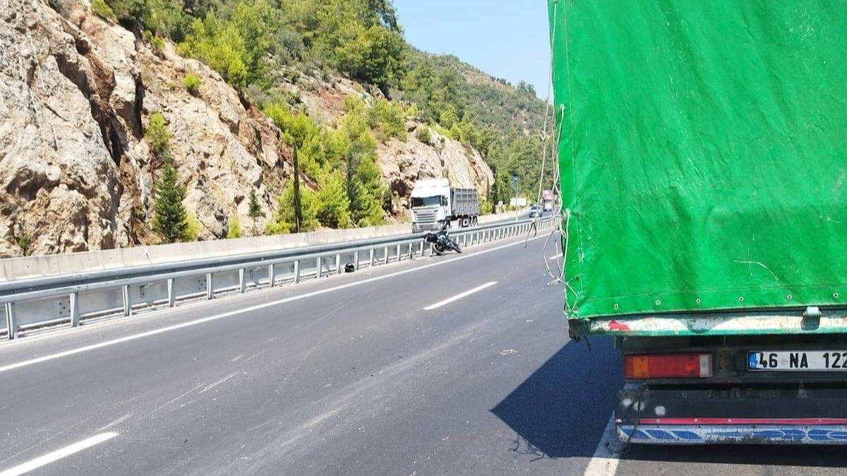 Motosiklet kamyona çarptı
