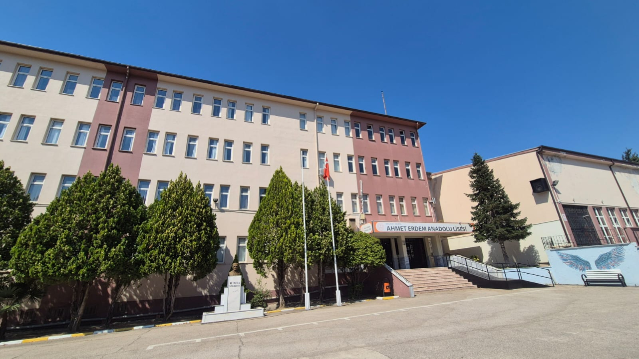 Ahmet Erdem Anadolu Lisesi geleceğin liderlerini yetiştiriyor