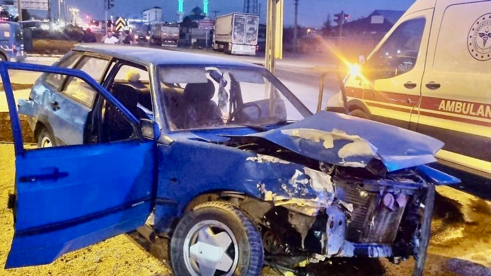 Otomobil ile tır çarpıştı: 3 yaralı