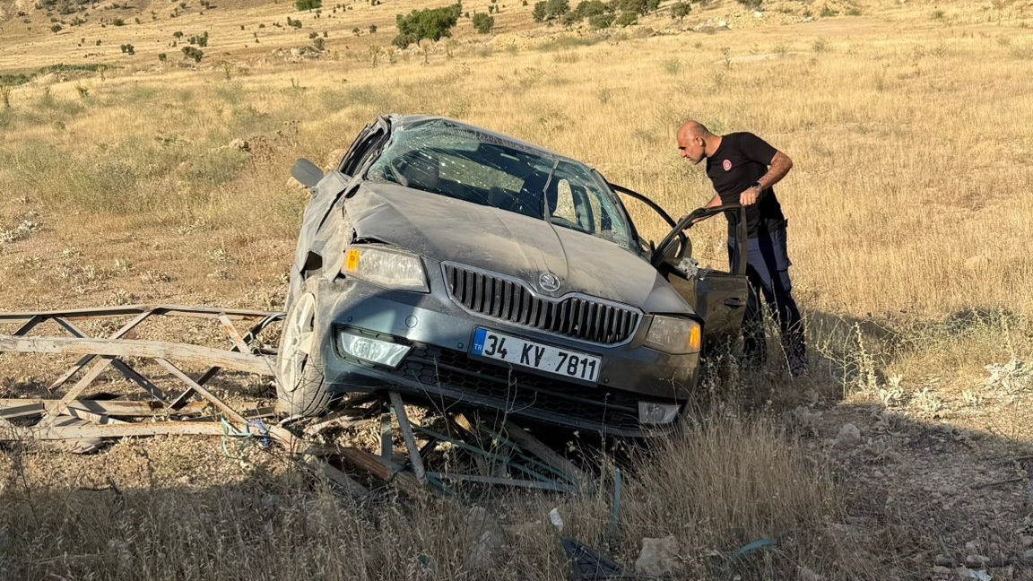 Otomobil elektrik direğine çarptı: 3 yaralı