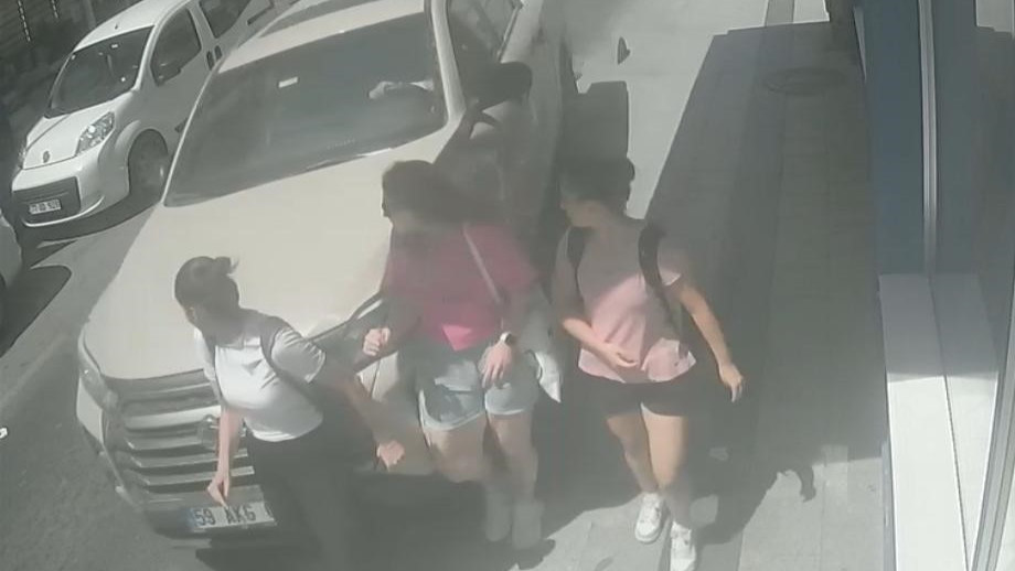 Alkollü sürücü yayalara çarptı: 2 yaralı