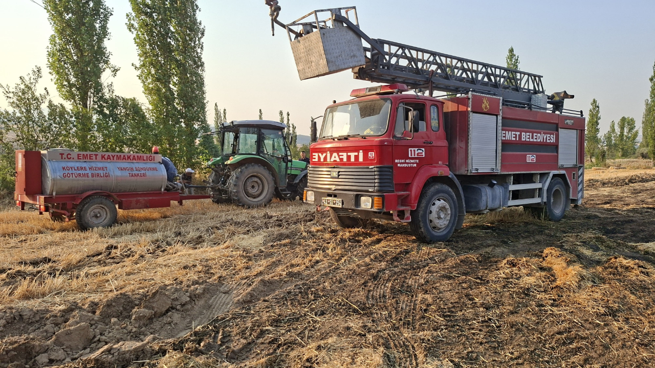 Tarla yangınında 8 dönüm arazi ve 180 balya saman zarar gördü