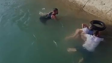 Sulama kanalına düşen çocuğu çevredekiler kurtardı
