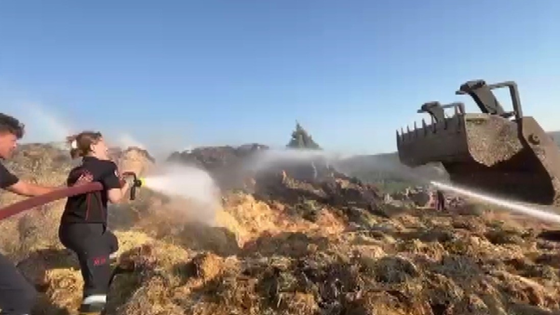 300 ton saman alevlere teslim oldu