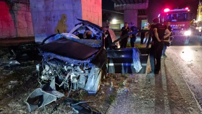 Araç köprü ayağına çarptı: 2 yaralı