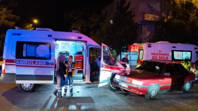 Ambulans ile otomobil çarpıştı: 2 yaralı