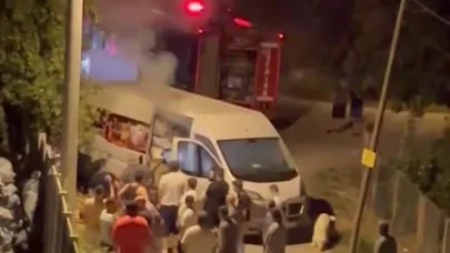 Mangal kömürü yüklü minibüste yangın çıktı