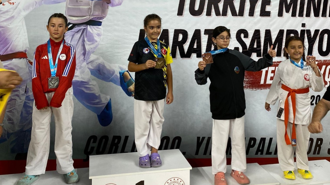 Minikler karate madalya ile döndü
