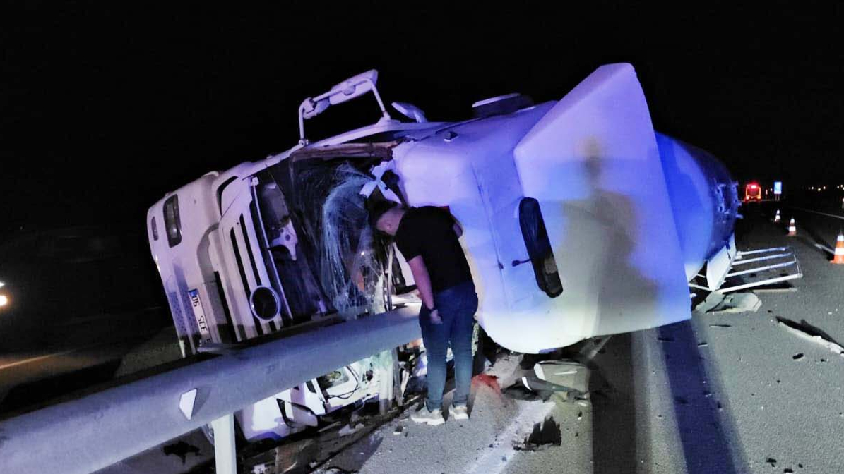 Kontrolden çıkan tanker devrildi 1 ölü